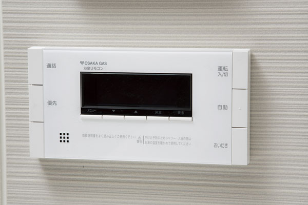 Bathing-wash room.  [Intercom remote control] Water temperature ・ Adjust the amount of hot water, In addition to automatic hot water clad function and Reheating function, Adoption of the call can be intercom type of a kitchen remote control. Also, In the kitchen remote control, With a jack, etc. can be connected to a music player, Also it comes with music to listen function during bathing (same specifications)