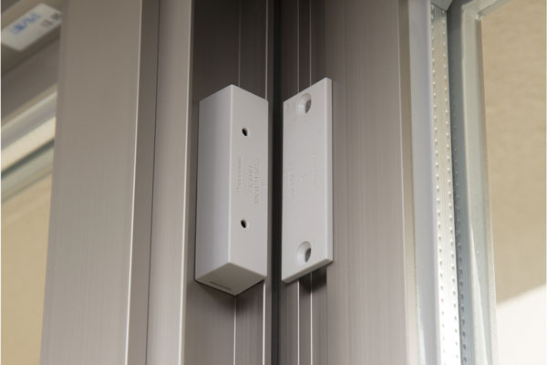 Security.  [Security sensors] To the entrance door and windows of all dwelling unit (except for some), Equipped with a magnet sensor. Check the unauthorized intrusion (same specifications)