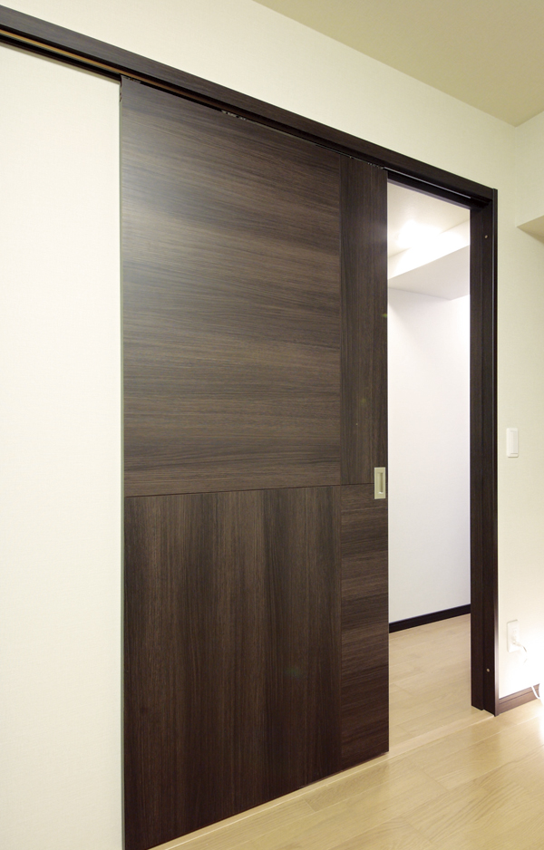Interior.  [sliding door] Safety conscious of those who are in the prevention and around the finger amputation, Sliding door has been adopted at the entrance door of all of Western-style. Comes with a soft-close function is to sliding door, You can quietly open and close the door. Also, Almost no dead space is due to the opening and closing of the door compared with the hinged door, You can effectively utilize the space ( ※ )