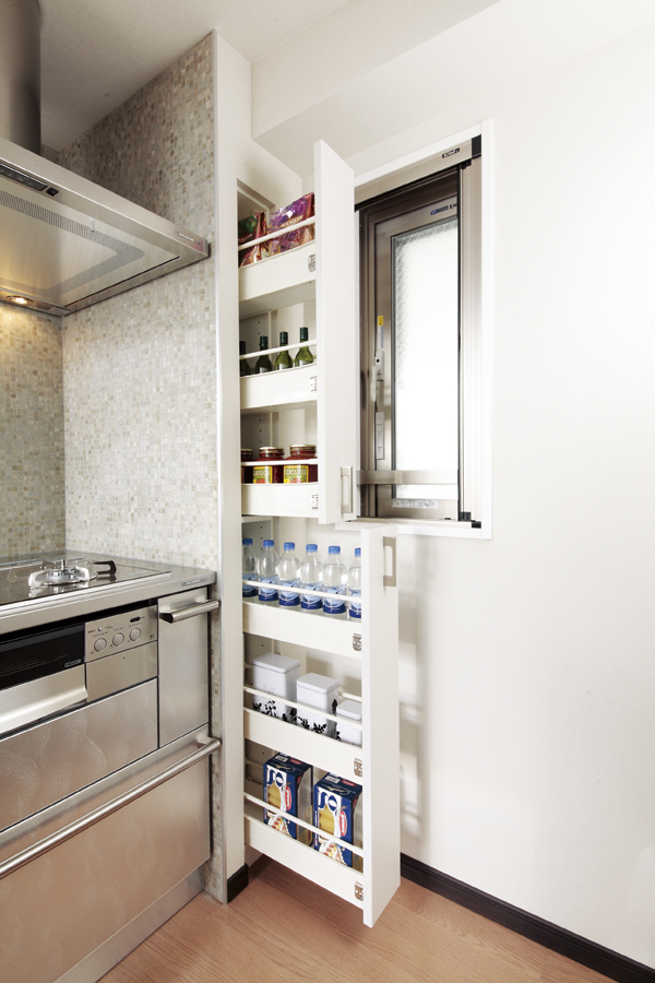 Kitchen.  [Bottle L'skit original kitchen storage] And effective use of the system kitchen next to the beams under the space, etc., Seasonings and canned, It is a convenient two-stage slide housed in the housing, such as sho bottle. Also, Also see at a glance the storage of the person in the back, You can retrieve a quick without moving the front of the thing ( ※ )