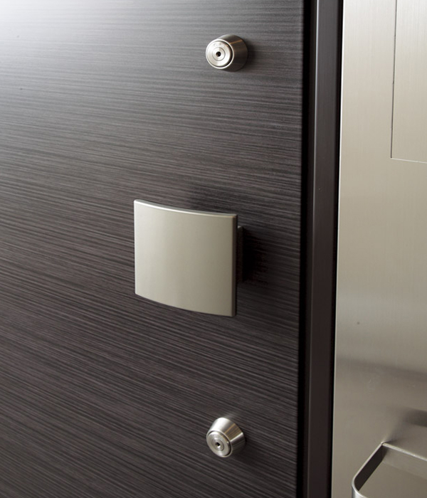 Security.  [Double lock the front door] Adopting the entrance door of the double lock specification for locking in two, upper and lower. After applying various crime prevention measures, We further enhance the safety of life by adding a double lock function (same specifications)