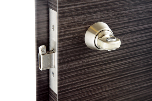 Security.  [Crime prevention thumb turn] Knob to lock from the room (thumb) is, Or turn from the outside forcibly, And or unnatural force is applied in such a tool has been designed so as not to rotate also. further, Sickle-type dead bolt to prevent prying due to bar has been adopted (same specifications)