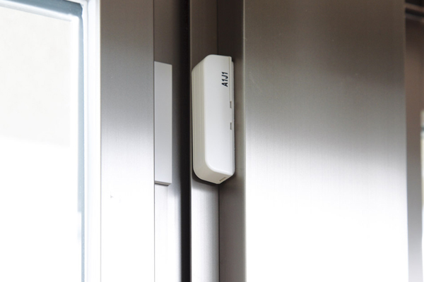 Security.  [Security sensors] Front door of the dwelling unit, Window (louver surface lattice with window ・ Set up a crime prevention sensor to FIX except window). When the doors and windows are opened illegally sensor detects an abnormal, Commons office will be automatically reported (management staff room) to "Kintetsu Safety 24-S Monitoring Center" (same specifications)