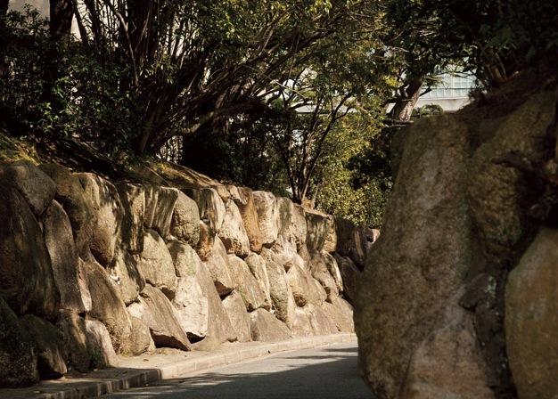 Streets around. The row of houses surrounded by the 70m imposing stone walls, white walls until the rooftops of surrounding local, Which exudes a style that has been nurtured in the years
