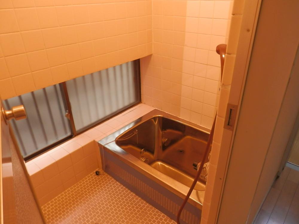 Bathroom. Local (12 May 2013) Shooting