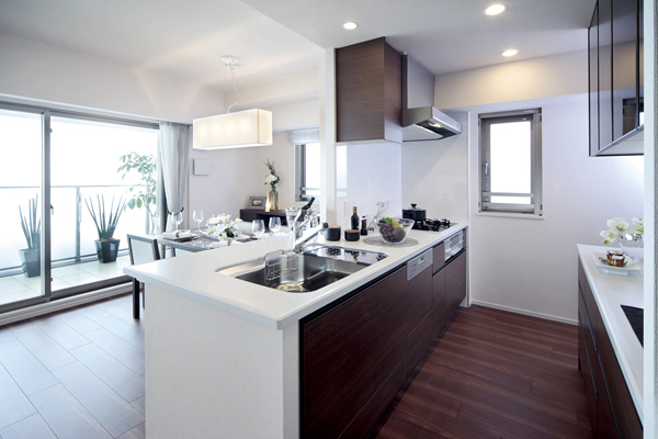 Kitchen.  [kitchen] Counter tops texture certain artificial marble on having excellent heat resistance. The hanging cupboard, During an earthquake, And by combining the sky to the door has been earthquake-proof latch is adopted to be difficult to open (D type menu plan model room, In fact a slightly different / Including some paid option specification. Application deadline Yes)
