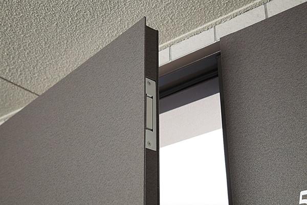 Security.  [Security magnet sensor] Installing the security sensors in the front door of all dwelling units. If you sense the trespassing, Automatically reported to the security company (same specifications)