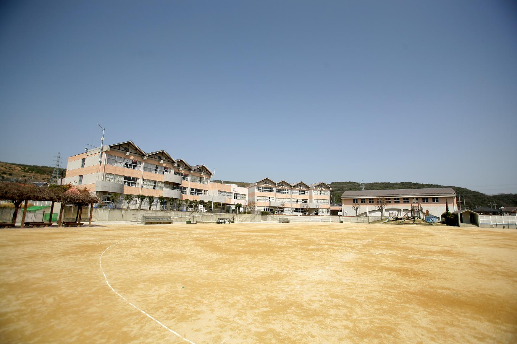 Other Environmental Photo. There is a 1584m all classrooms open space to Nishinomiya Municipal Higashiyamadai Elementary School, There is no hallway and classroom of the border there is no wall, We have to cherish the ties of the school year.