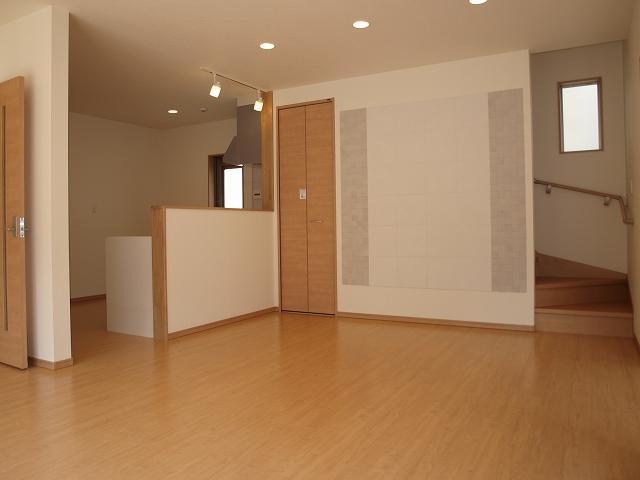 Living. O No. land 29,800,000 yen (consumption tax ・ Living space of outside 構費 including) relaxation. TV and sofa of large size because this size also comfortably put, Also because living stairs, Also it has to devise born with natural conversation of family
