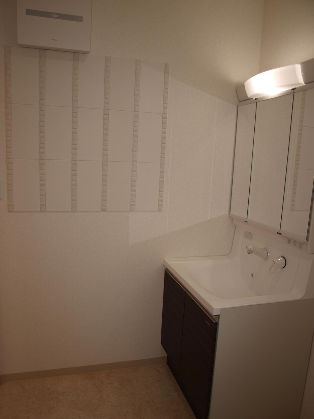 Wash basin, toilet. Washroom