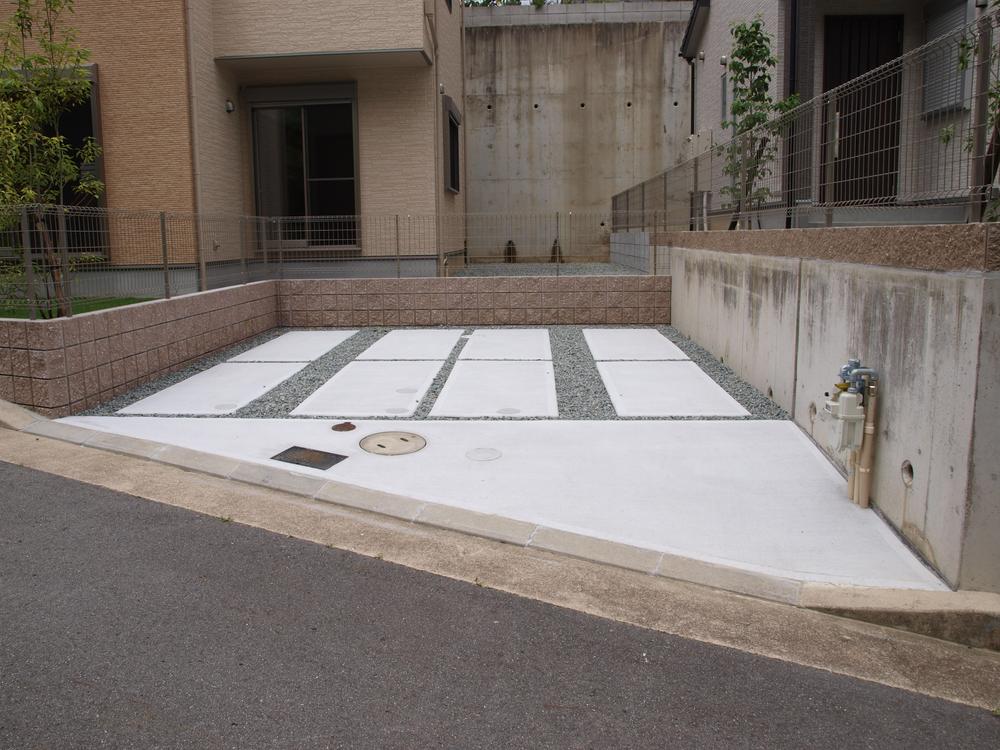 Parking lot. 2 car parking!