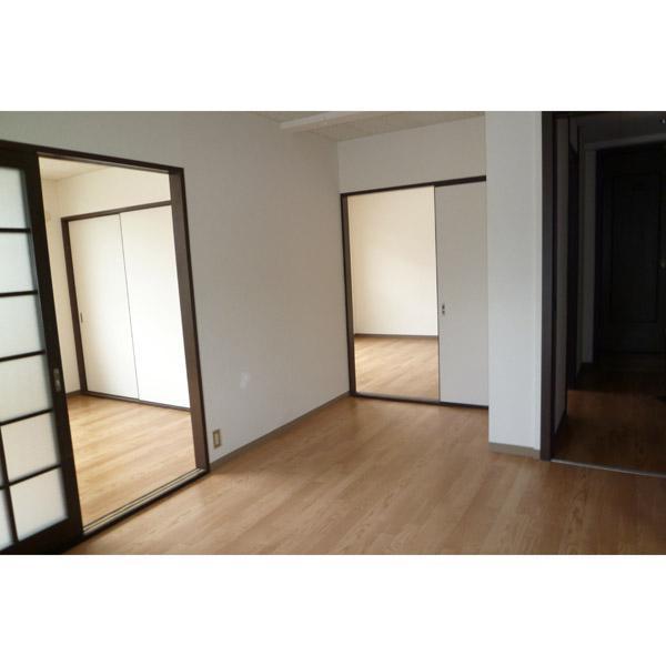 Other room space. Western-style from DK