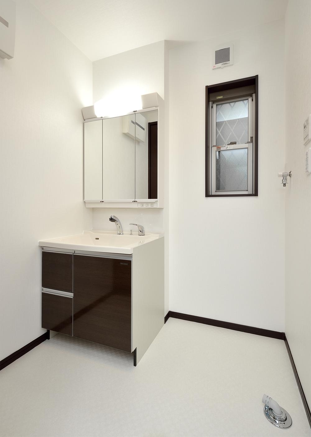 Wash basin, toilet. Very washbasin with a convenient shower