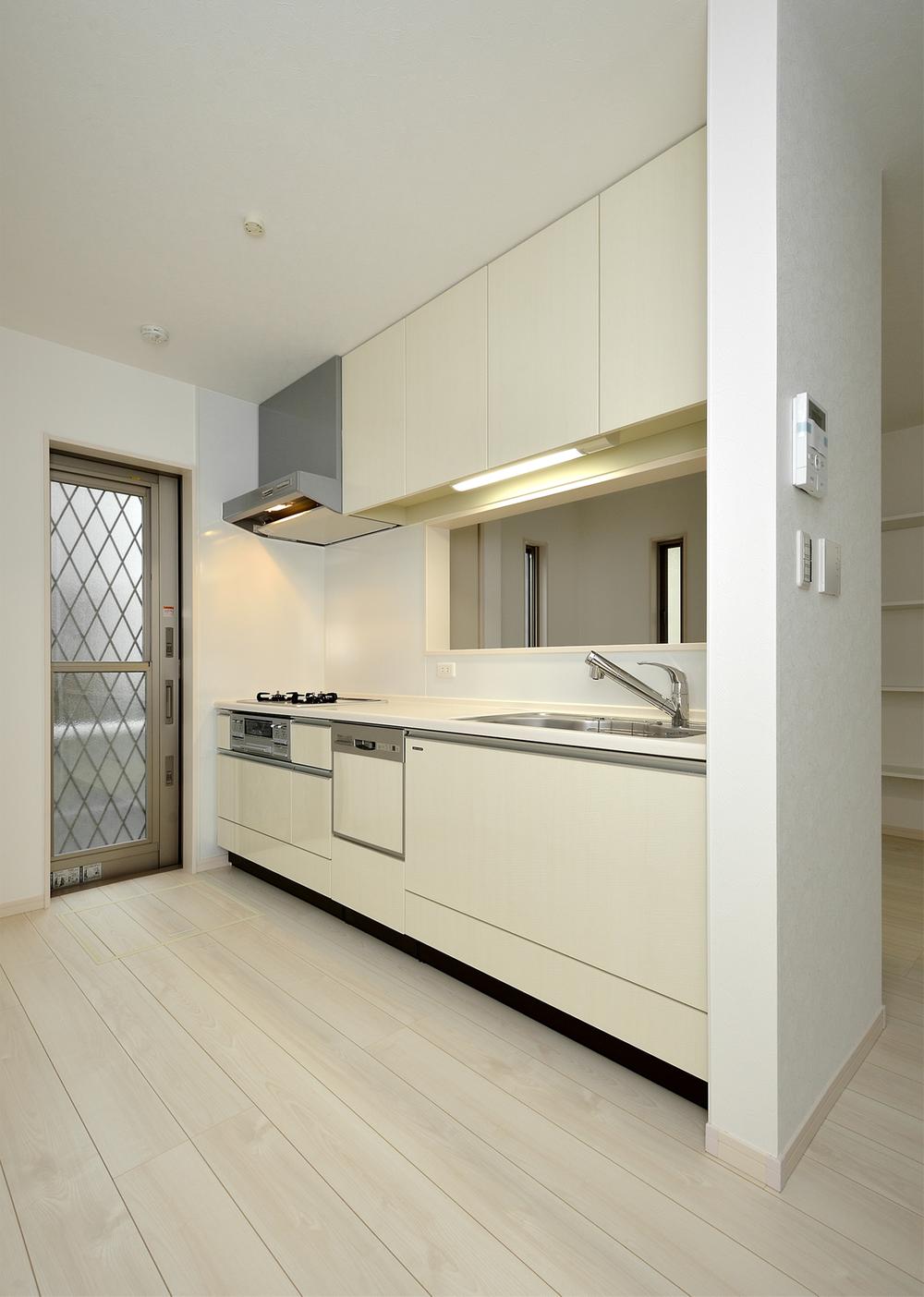 Kitchen. Bright, easy-to-use kitchen