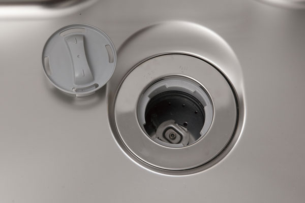Kitchen.  [disposer] Adopt a disposer grinding the garbage in the drainage port. It eliminates the hassle of garbage disposal processing, Also to reduce the amount of waste (same specifications)