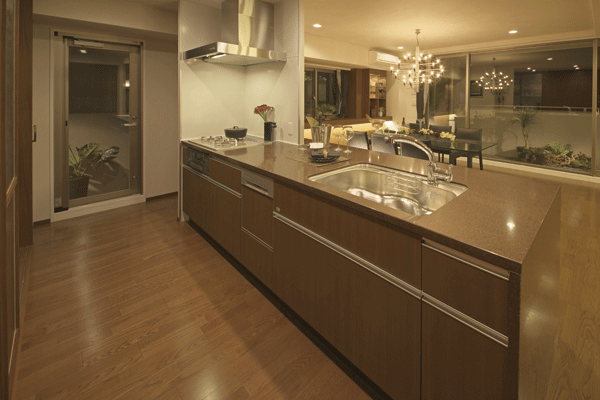 Kitchen.  [kitchen] living ・ Long counter of the total length of about 3.15m facing the dining. Open type of kitchen style that good command of the housework while looking forward to a conversation with living room of family and friends. Also installed back door to the balcony. Brightness, Is a kitchen that ease of use has been adopted in every corner (I-H type model room)