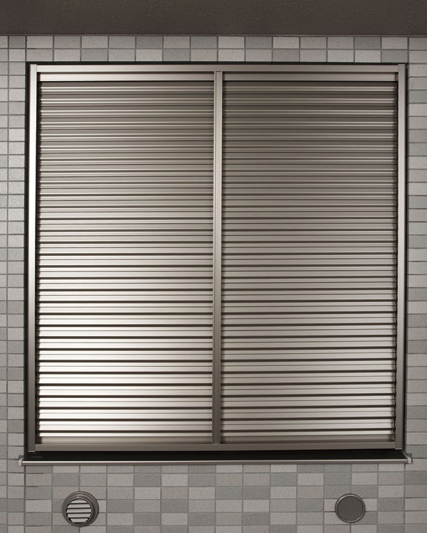 Security.  [Louver surface lattice] The windows facing the shared hallway, Installing a louver surface lattice of movable. It has been consideration to privacy and crime prevention (same specifications)