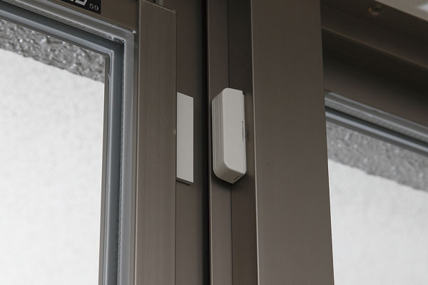 Security.  [Third security line to prevent the entry into each dwelling unit] Adopt a dimple key (double lock) and crime prevention thumb corresponding to incorrect lock, such as picking the entrance door. Also set up a crime prevention magnet sensor in the opening. Security features, such as dwelling unit before the intercom with a camera has been enhanced (Security magnet sensor same specifications)