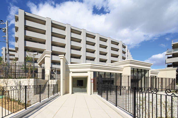 Buildings and facilities. "Gated community" vision of peace of mind wrapping a vast site in the green of the retaining wall and fence. Gated community and is, It surrounds the residential area-ku in the security gate and fence, Is the residence of the form to create a safe and secure community