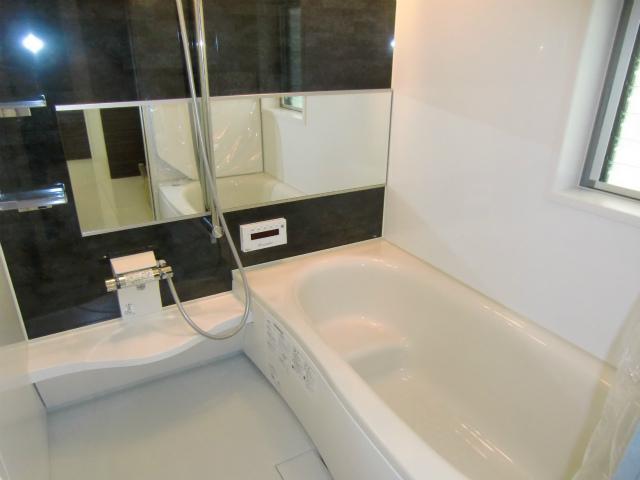 Same specifications photo (bathroom). The company construction case