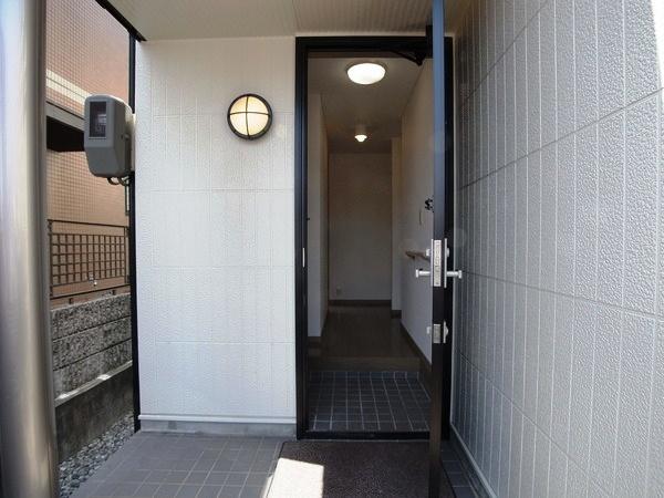 Entrance. Local (April 2013) Shooting