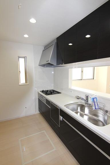 Kitchen. ◆ 1 Building Kitchen ◆ Shower Faucets Ya that water purifiers were internal organs at the tip of the faucet, Large pot also sink of spacious size washable in the room, such as, Easy-to-use is a good kitchen!