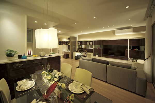 Living.  [living ・ dining] To achieve Haisasshi of 2m than by adopting a flat beam, ventilation ・ It has extended lighting of. Also, Gas hot-water floor heating is standard equipment, It warms the room to clean without hoisting the dust ( ※ )