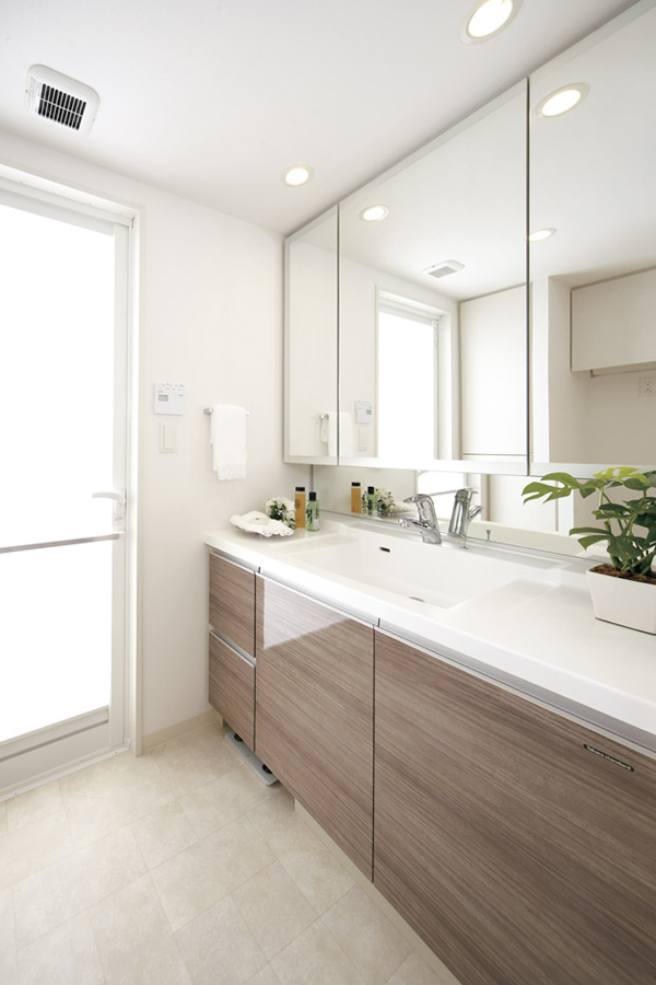 Bathing-wash room.  [bathroom] Since Sanmenkyo is a with Frost frame, With less fingerprint at the time of opening and closing, Keeping the aesthetics ( ※ )