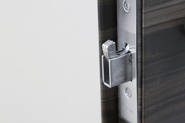 Security.  [Sickle with a dead bolt] Adopt a sickle with a dead bolt hard to pry open even in such as bar. lateral pressure ・ Equipped with the strength to withstand strong pressure to push both the (same specifications)