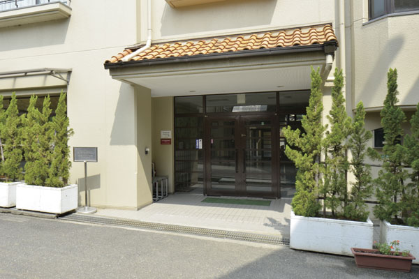 Surrounding environment. Mukogawa kindergarten (5-minute walk ・ About 330m)