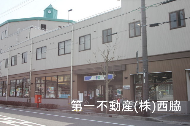 Supermarket. 796m to the Co-op (super)