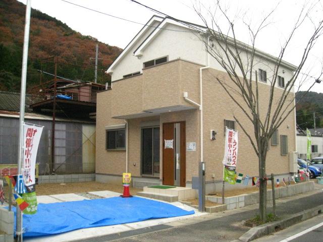 Local appearance photo. Indoor (12 May 2013) Shooting No. 1 destination