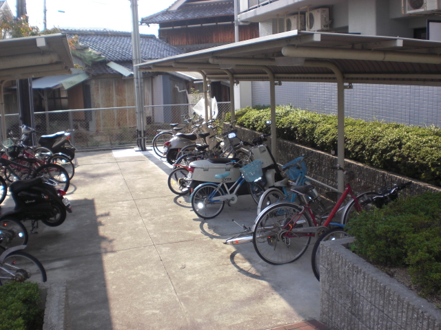 Other common areas. Bicycle-parking space!