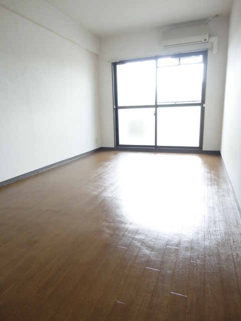 Living and room. Air-conditioned!