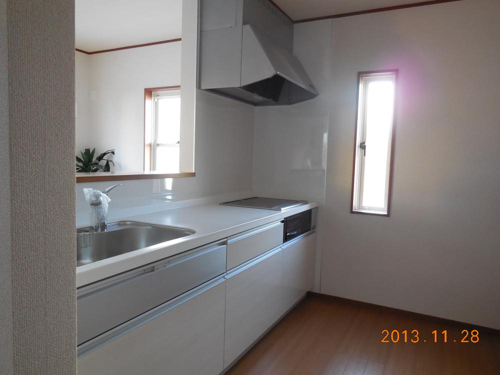 Kitchen. It is a popular face-to-face kitchen to the wife in child-rearing!