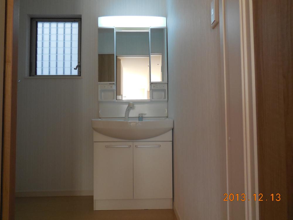 Wash basin, toilet. Three-sided mirror shower washbasin!