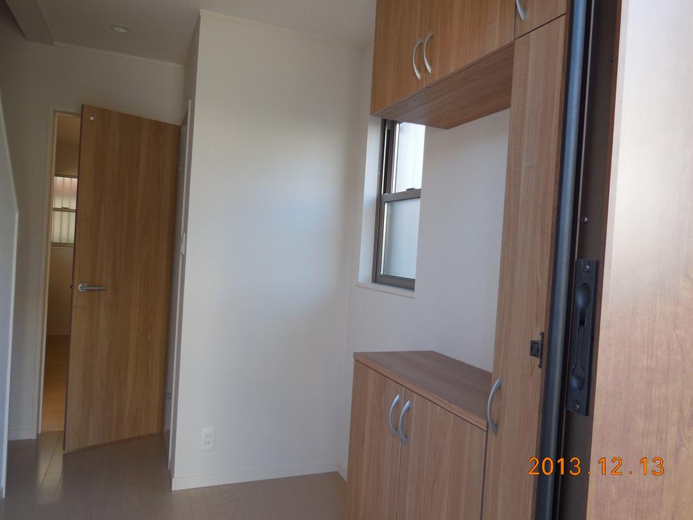 Entrance. Shaped entrance storage of co!