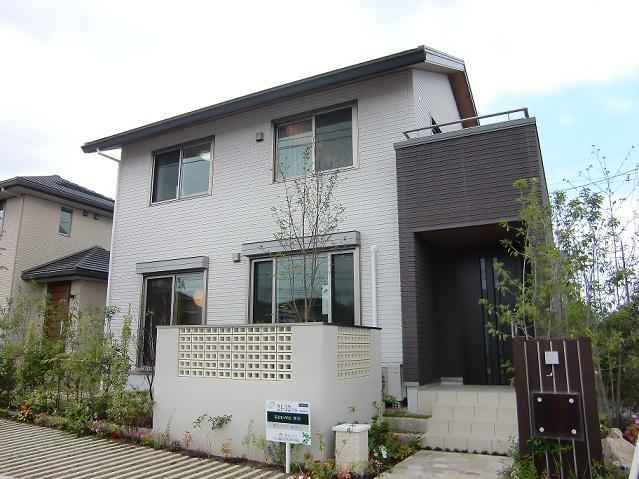 Local appearance photo. Model house (21-32 No. land) 5LDK + WIC. Total floor area of 122.42 sq m (37.03 square meters)