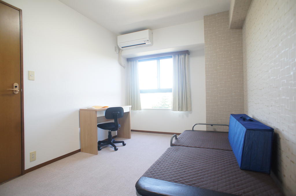 Living and room. Each room!