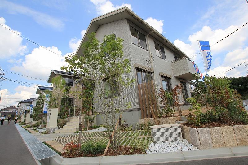 Local appearance photo. Local (September 2012) shooting. It has also been installed so as to blend into the cityscape planting outside structure.