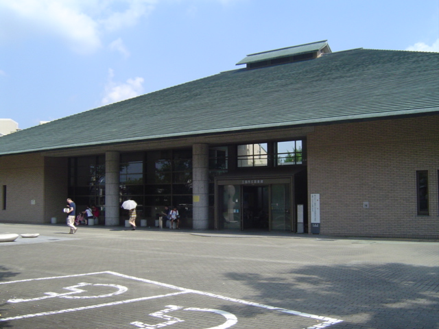 library. 582m until Mita municipal library (library)