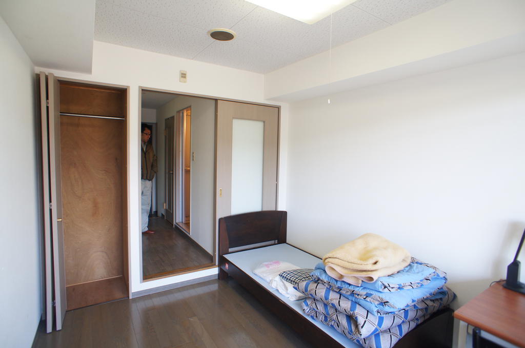 Living and room. Bed such as possible consultation!