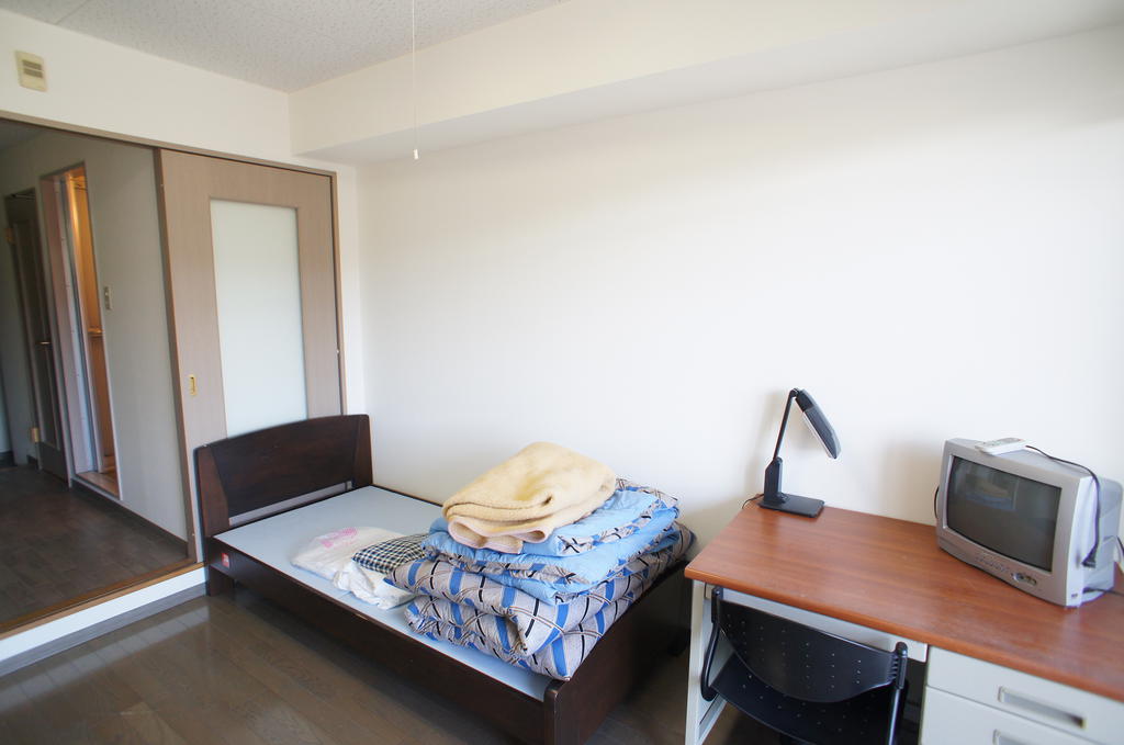 Living and room. Desk is also removed possible consultation!