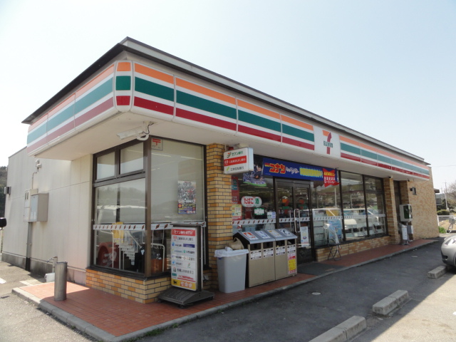 Convenience store. 300m to Seven-Eleven (convenience store)