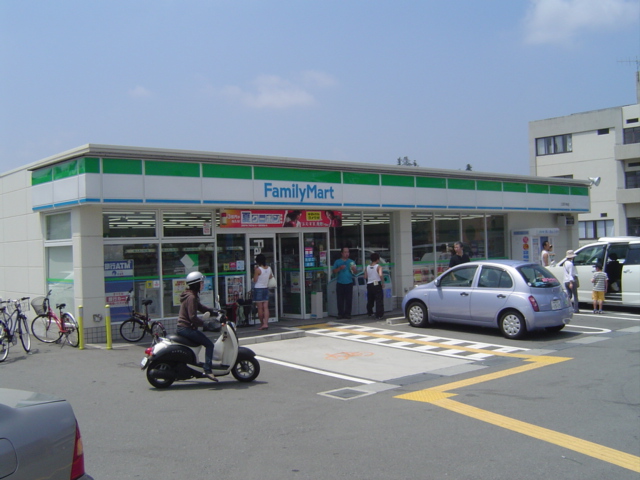 Convenience store. 300m to Family Mart (convenience store)