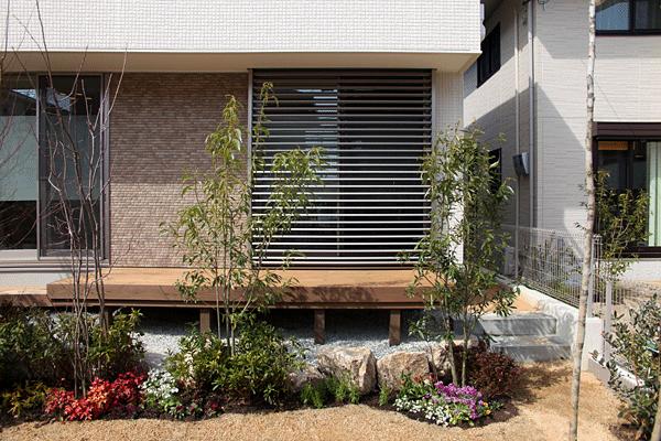 Model house photo. Consideration of the privacy and ventilation installation has been blind shutter, etc., You actually can see also commitment equipment. 