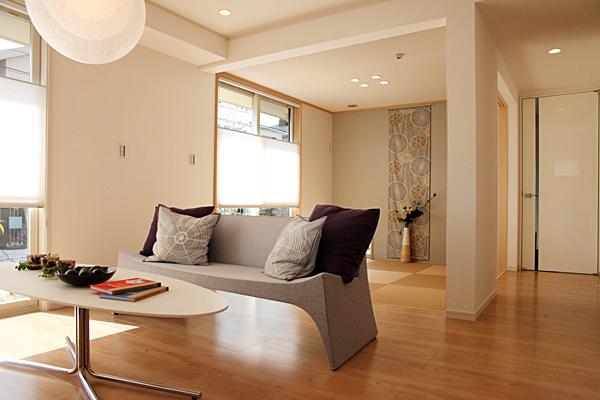 Living. Earthquake resistant ・ In excellent two-by-four construction method to fire resistance, Performance ・ Floor plan ・ In addition to its own ideas of the Interior, etc., It is the completion of the smart house. Uchi Cafe model house of Pikon. Please try to experience the comfort to come in the field. 