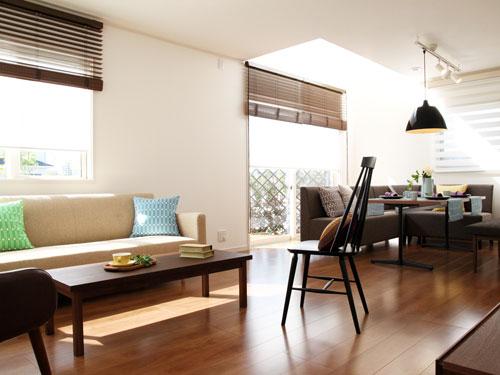 Living. In consideration of the noise from the west side highway, Planned for a smaller opening, From the big blow from the south, It was made to firmly adopt plan the light. 21-41 No. land model house (September 2013) Shooting