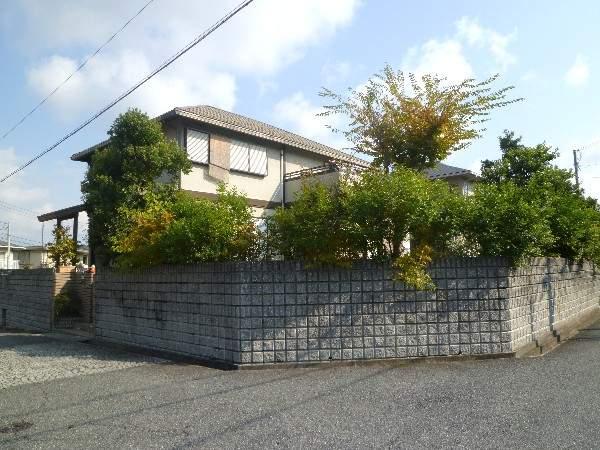 Local appearance photo. Located in the south-west corner lot!