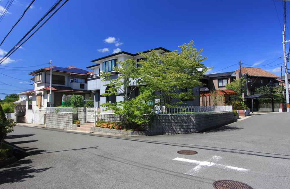 Local photos, including front road. Local (September 2013) Shooting Southeast, Southwest corner lot